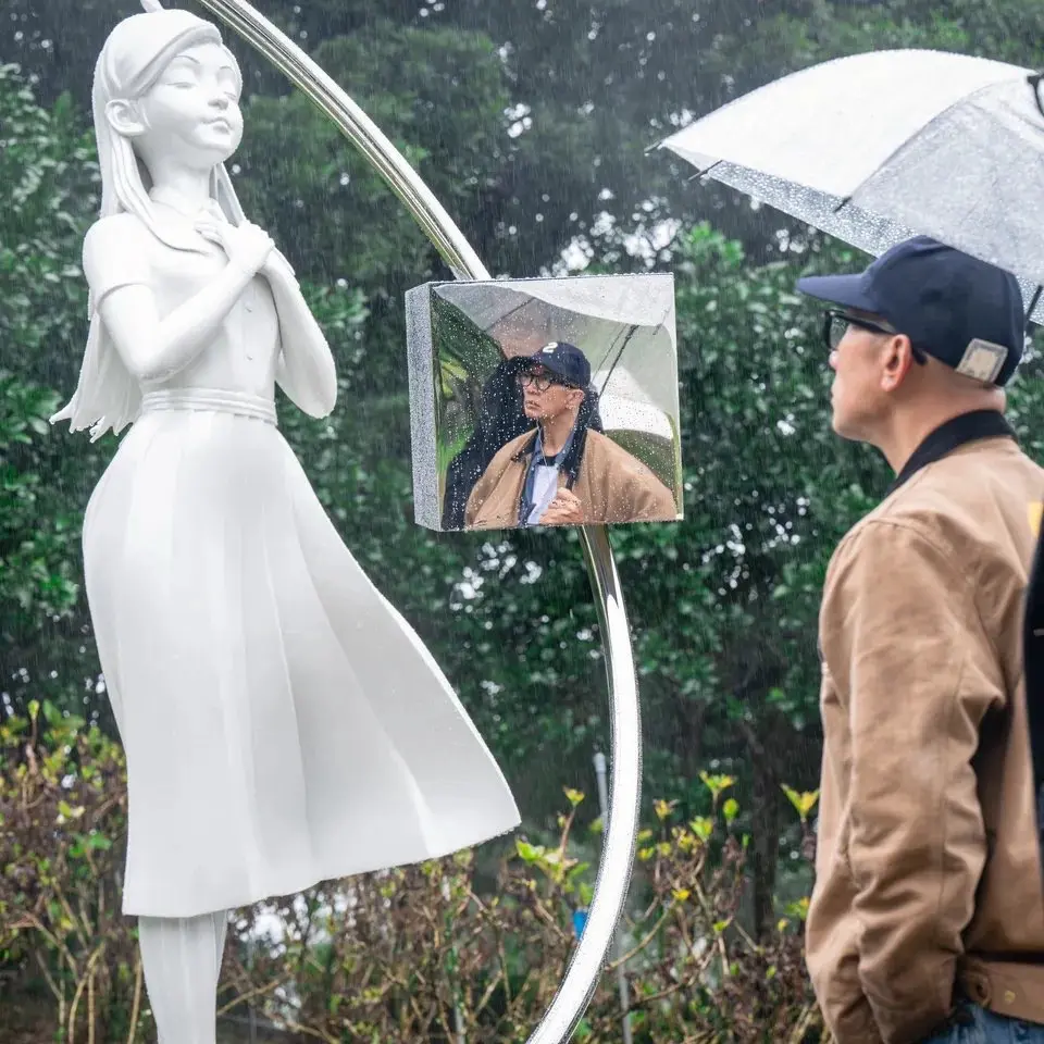 大S雕塑旁的碑文：「这是一座为熙媛而存在的宇宙。她的丈夫具俊曄以雕塑为...