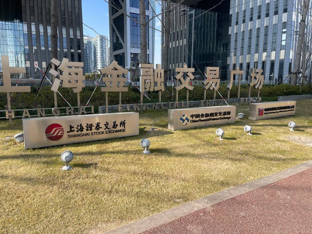 中美股市的异同比较与中国交易规则的自主选择
 
作为全球两大核心资本市场，美国股