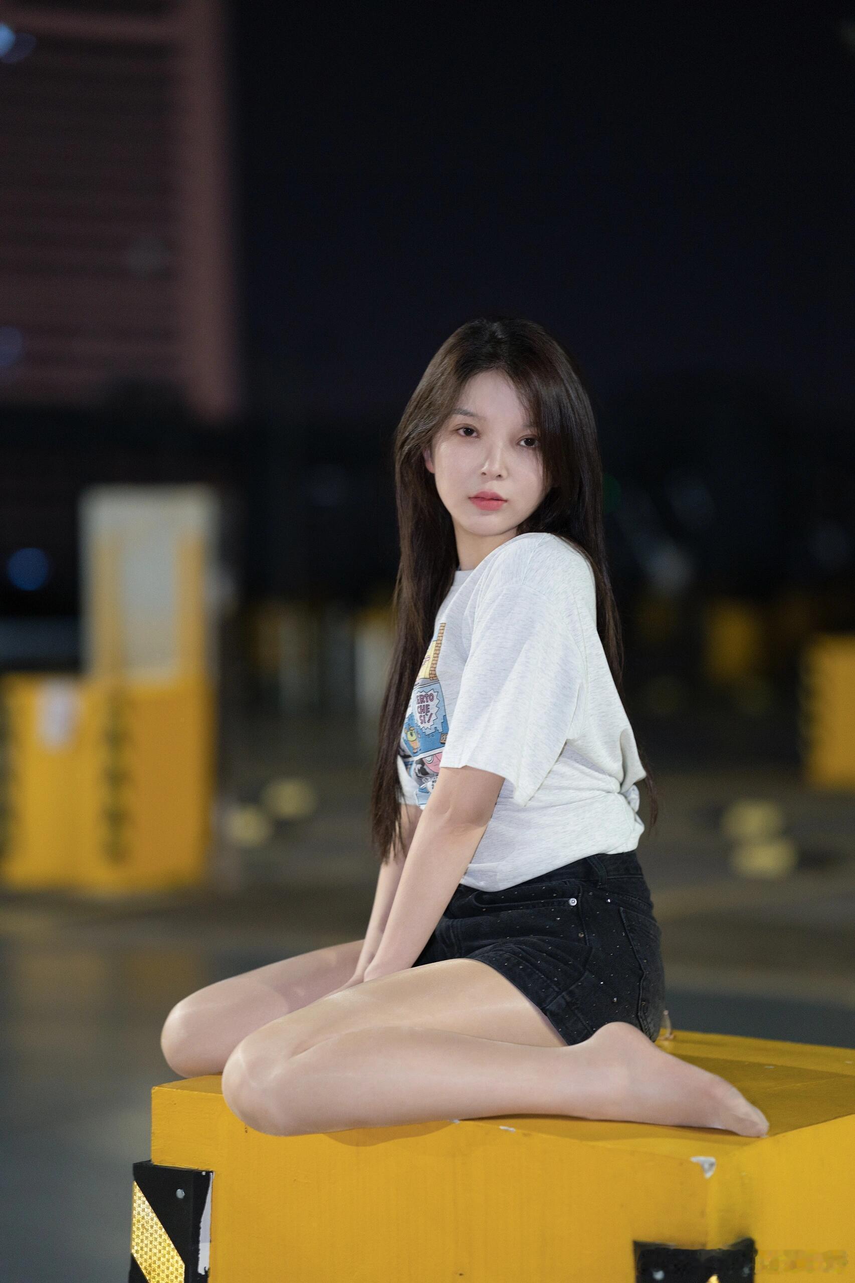 戴眼镜穿丝袜，活力少女～ ​​​