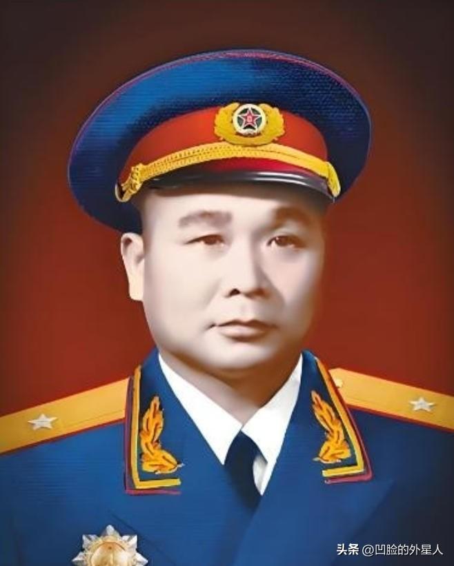 1946年，解放军为投诚的2000土匪设宴接风。席间，匪首脱下大衣，顺手挂到墙上