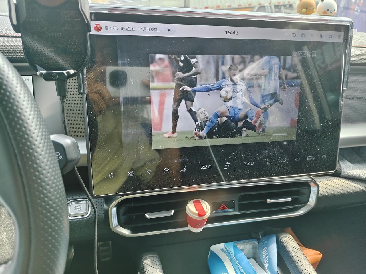 以前在家看球，老婆总嫌吵。现在好了，副驾一键放倒，座椅通风加热一开，她躺那儿刷手