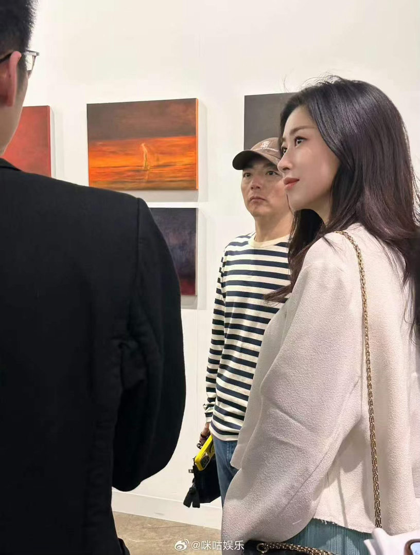 近距离看到朱珠 近距离看到朱珠的瞬间，直接被她的松弛感击中！站在艺术展的画前，她