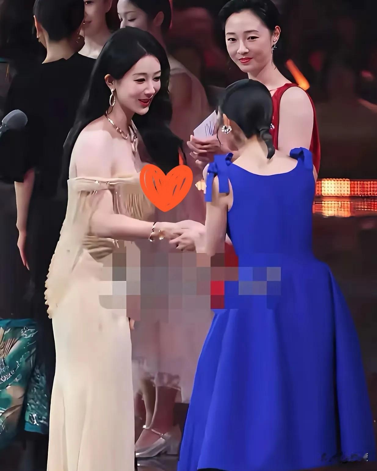 一个下意识动作圈粉无数！卫诗雅获奖瞬间的反应，藏着最真实的人品
 
百花奖颁奖舞