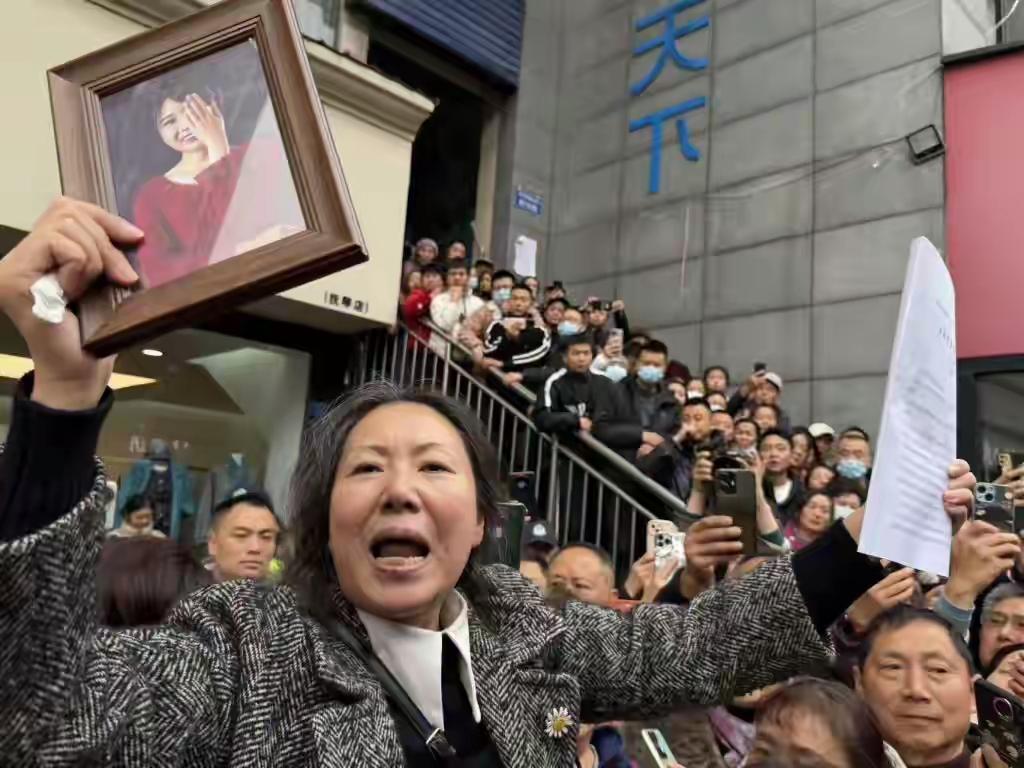 从“成都女子家门口遇害案”来看，精神病一旦成为免死金牌，就越来越可能成为某些人的