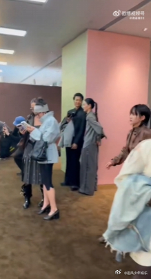 兰西雅走路劲劲的兰西雅怎么扭成这样 兰西雅走路这劲儿拿捏得死死的！肩膀稳得像定海