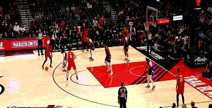 奇才队那个叫里斯的中锋，直接不打球了，从背后一把锁住杨瀚森的脖子，卯足了劲儿往地