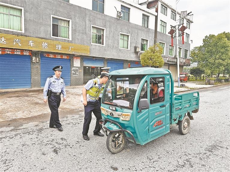 多地整治农村交通违法，严查面包车超员、农用车载人，守护乡间出行安全
农村道路大整