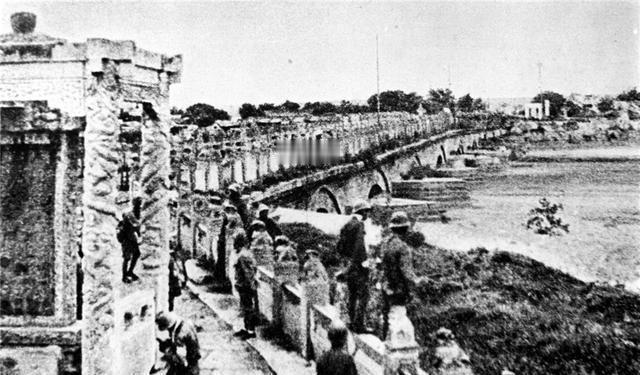 1930年代，日本深陷经济危机，军国主义趁势崛起。国家机器开始全面动员，女性被系