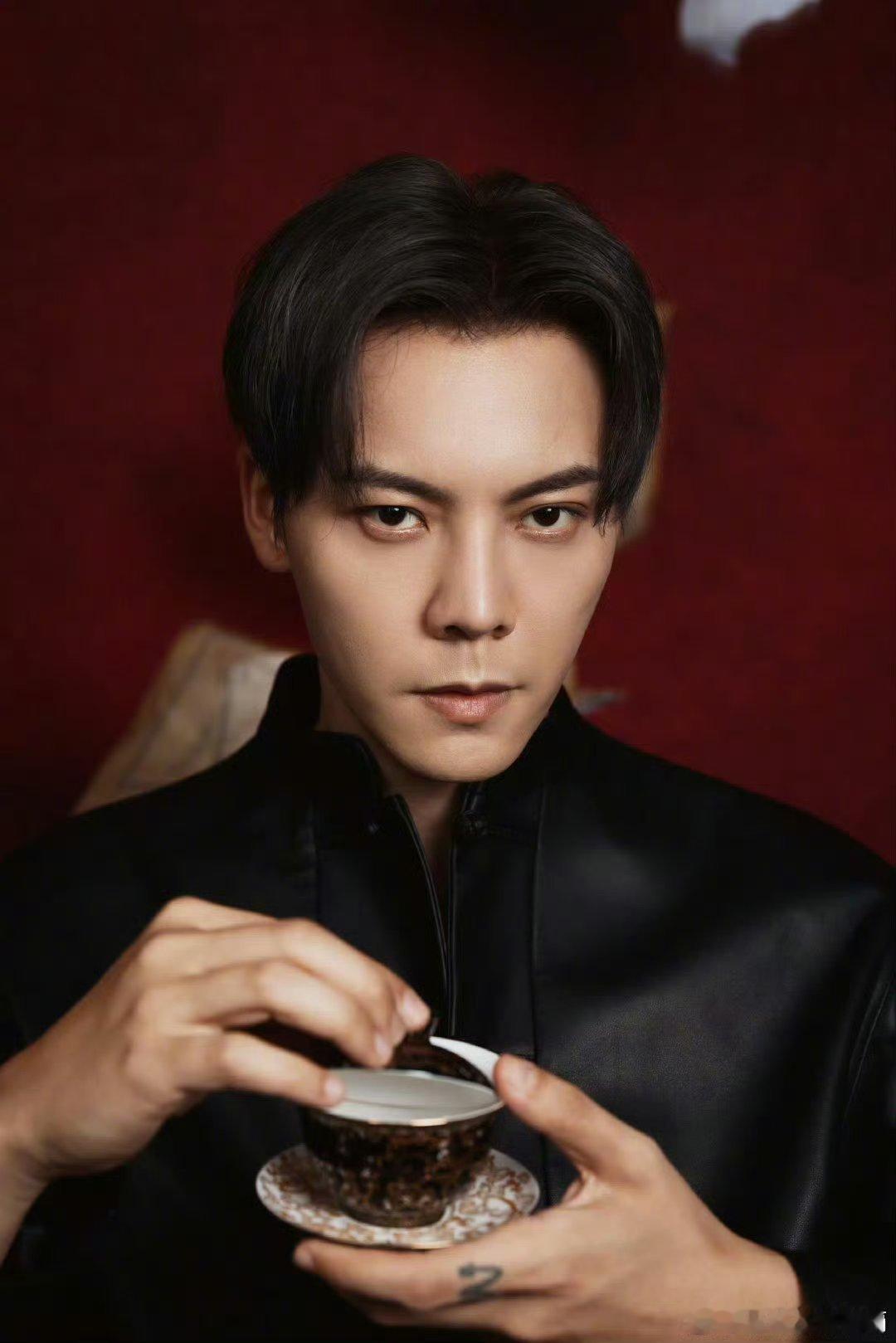 陈伟霆为九门十年不接军装戏陈伟霆坚守十年推掉所有军装剧本，将专属戎装留给张启山，