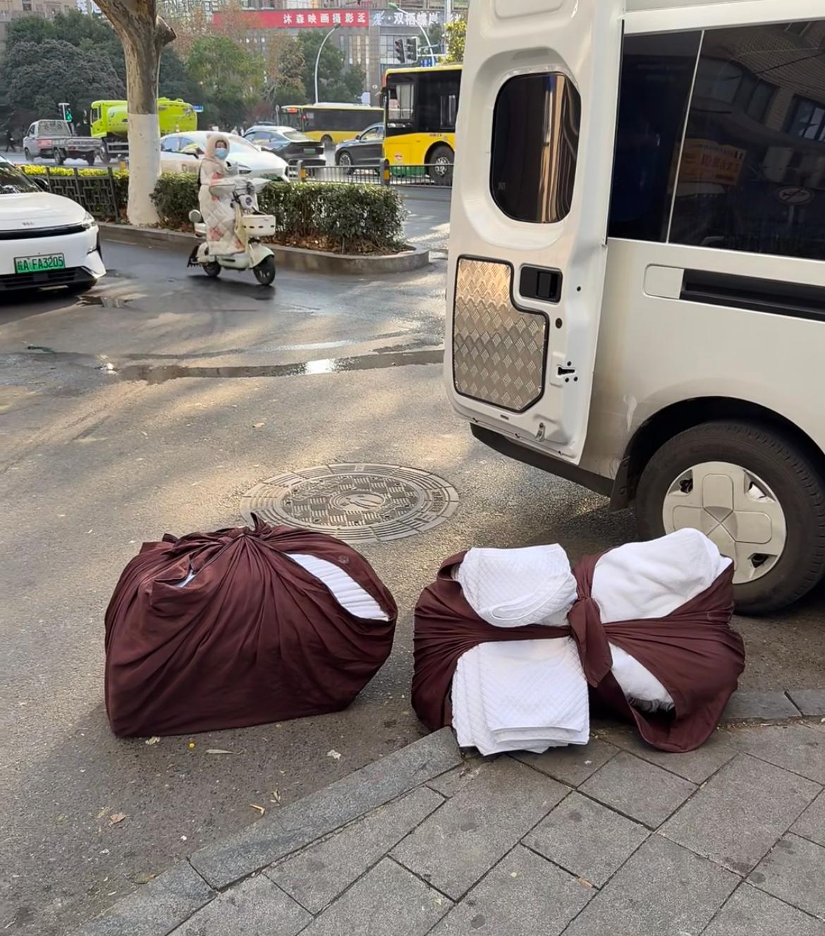 住酒店不带毛巾的人天塌了哎😮💨，酒店卫生问题老生常谈了，整改不到位只能咱们自