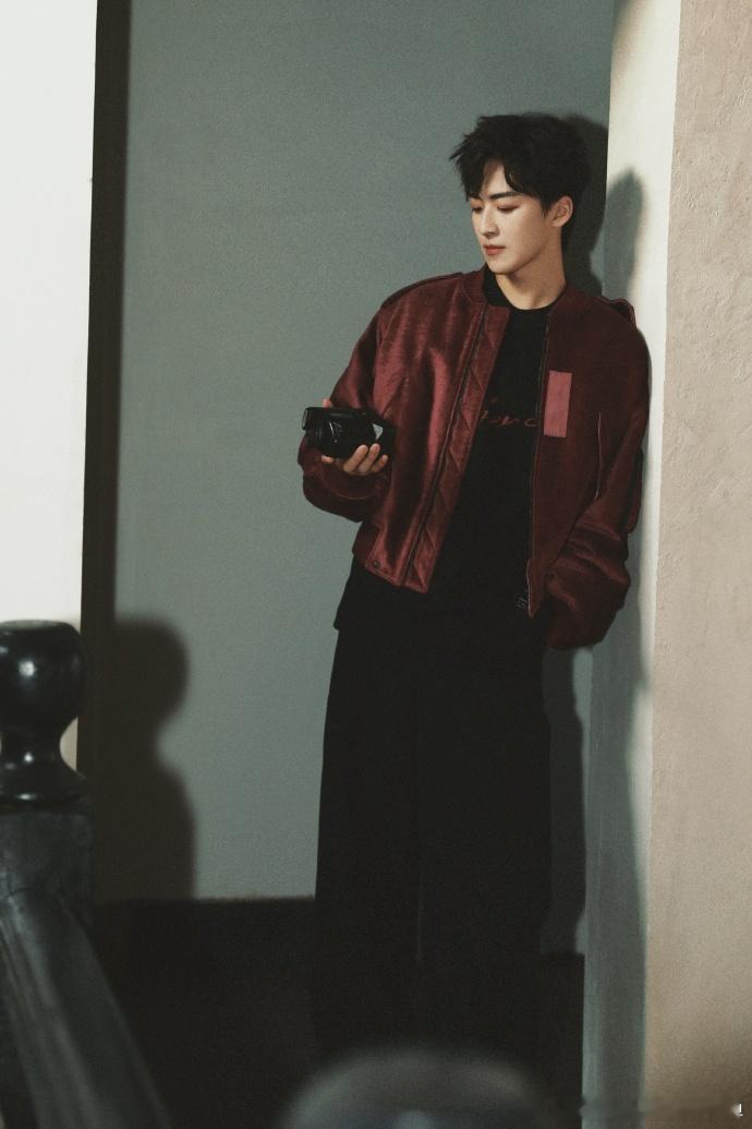 何洛洛今年见  何洛洛暗红色夹克plog  何洛洛首条2025年plog，暗红色