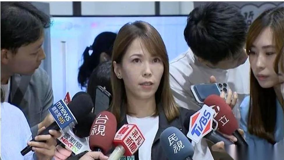 战狼姐的故事告诉我们，骄傲使然的女人，最终都会沦落街头。
前几天，战狼姐还在微博