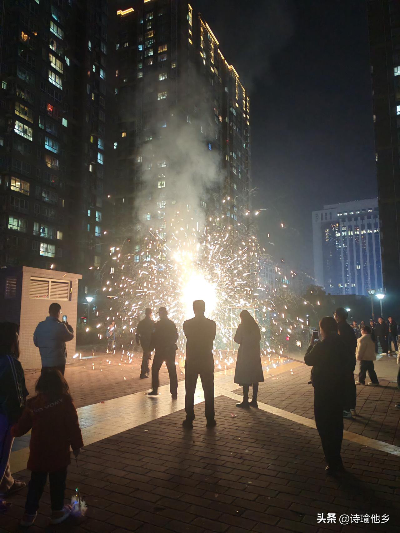 放烟花的和帽子叔叔玩起来的游击战，东躲西藏，你追我赶的，小区里的保安提着灭火器来