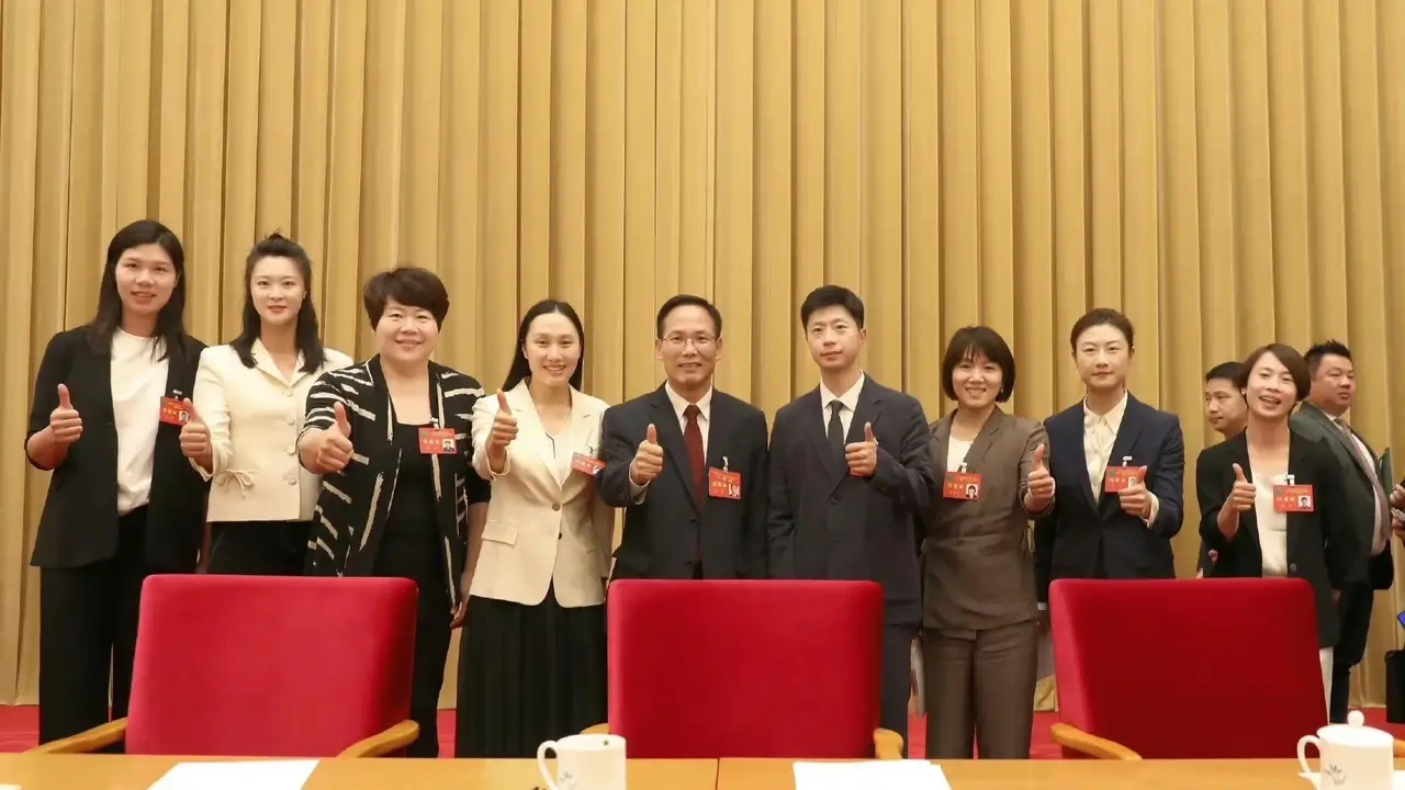 恭喜马龙当选全国青联副主席，又一项新的任职，龙队的人生未来会更加精彩！下图为龙队