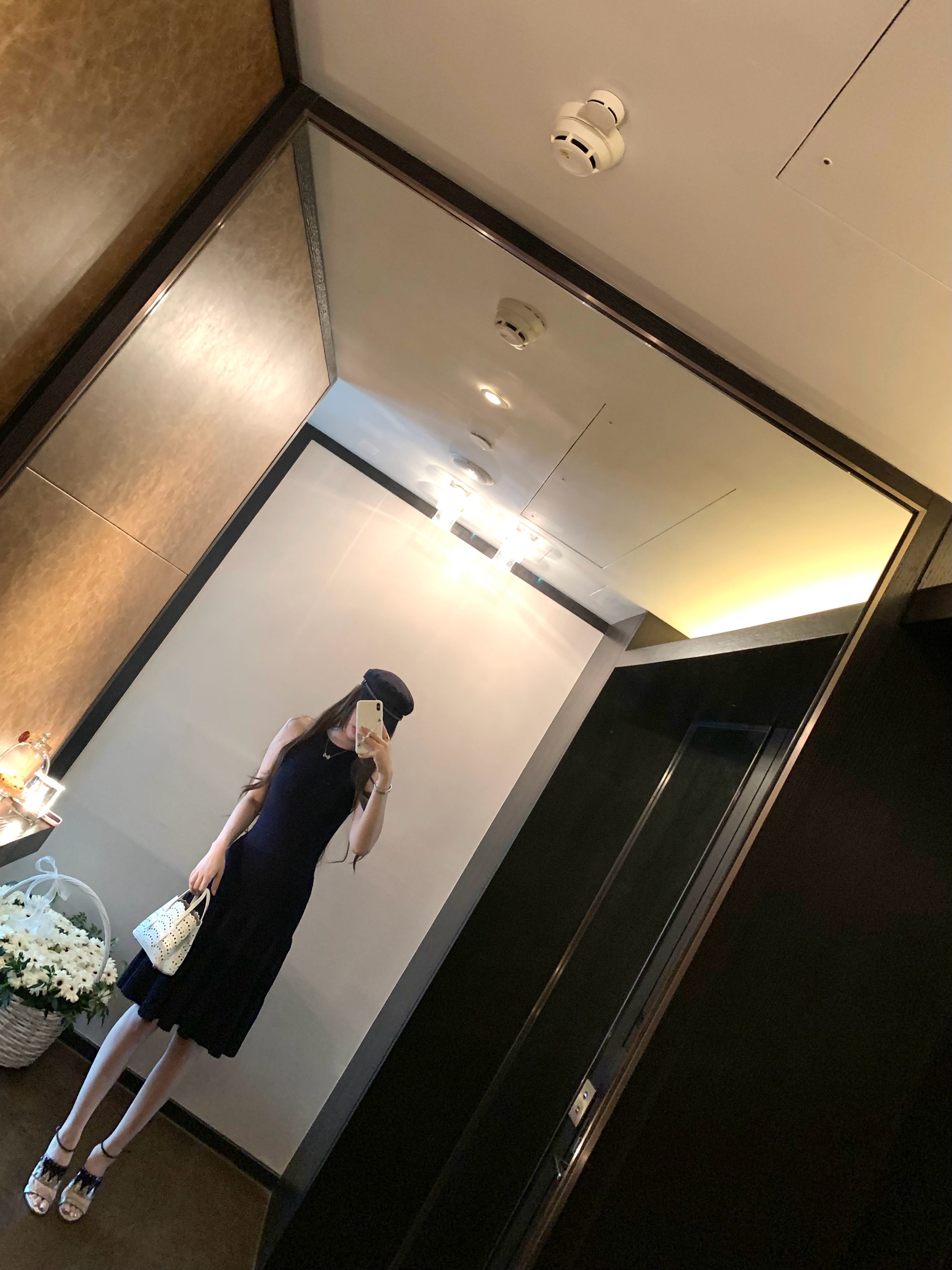 穿上就很显白的藏蓝色 显瘦 这种长度的连衣裙很古早的cd和ala的风格 这种材质