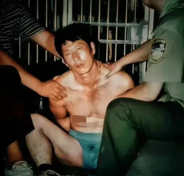 1997年，白宝山被捕后，留下了一张令人印象深刻的照片，这张照片中的他蹲在墙角，