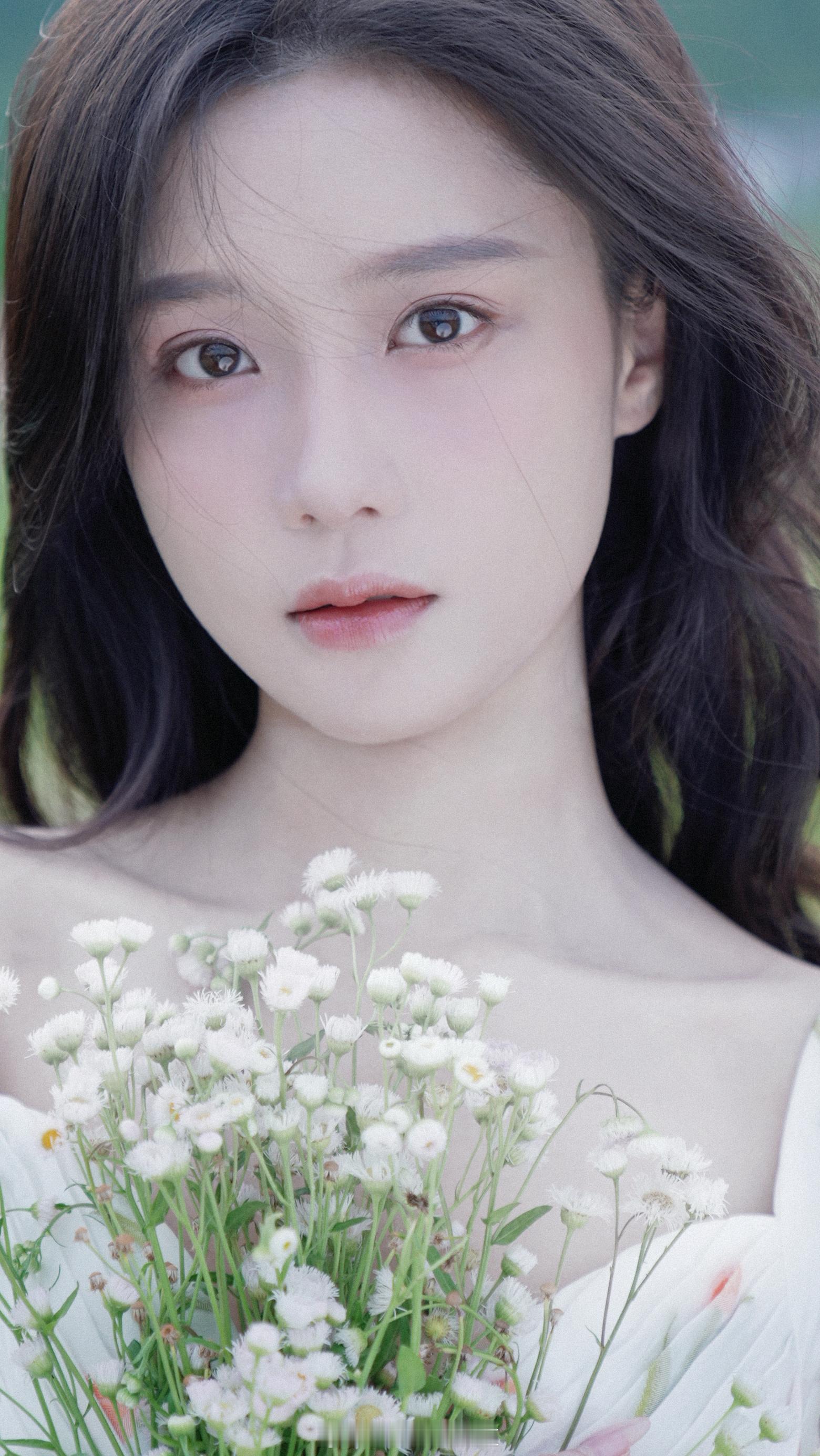 陈意涵白色吊带鲜花少女裙 