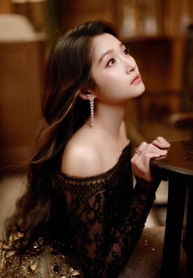 很多人替关晓彤的7年青春惋惜
其实关晓彤这7年也没蹭到对方多少流量，没有合体捞金