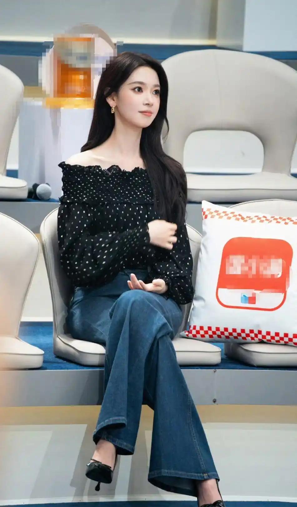 陈瑶，黑色一字肩上衣搭配牛仔阔腿裤，脚上踩一双黑色高跟鞋，整体看起来时尚不失性感