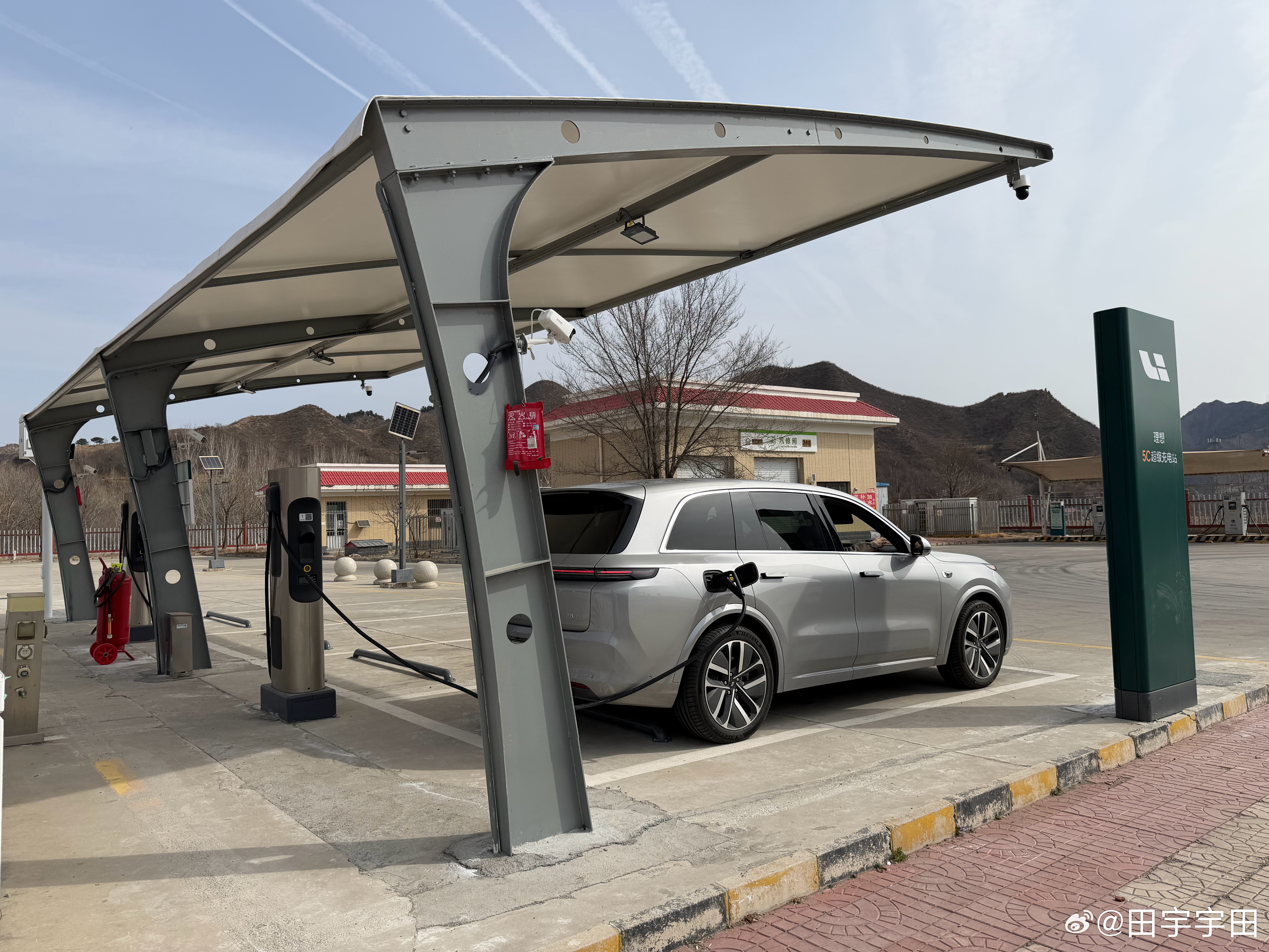 跑个大长途路远还是开大船舒服六座SUV就当四座用后备厢+三排放倒无敌能装！我和汽