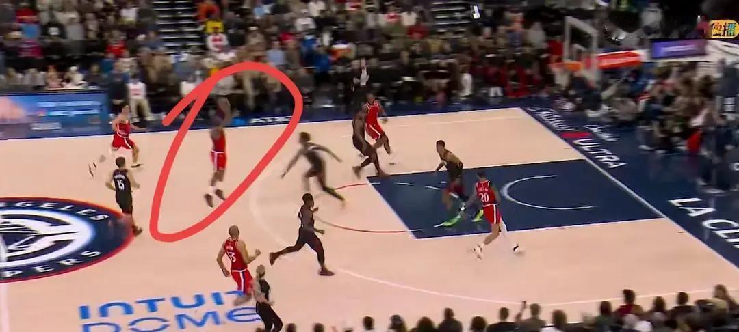 伦纳德和乔治的快船，防守效率竟冲到联盟第五？
开什么玩笑！
这哪是球星抱团，这根