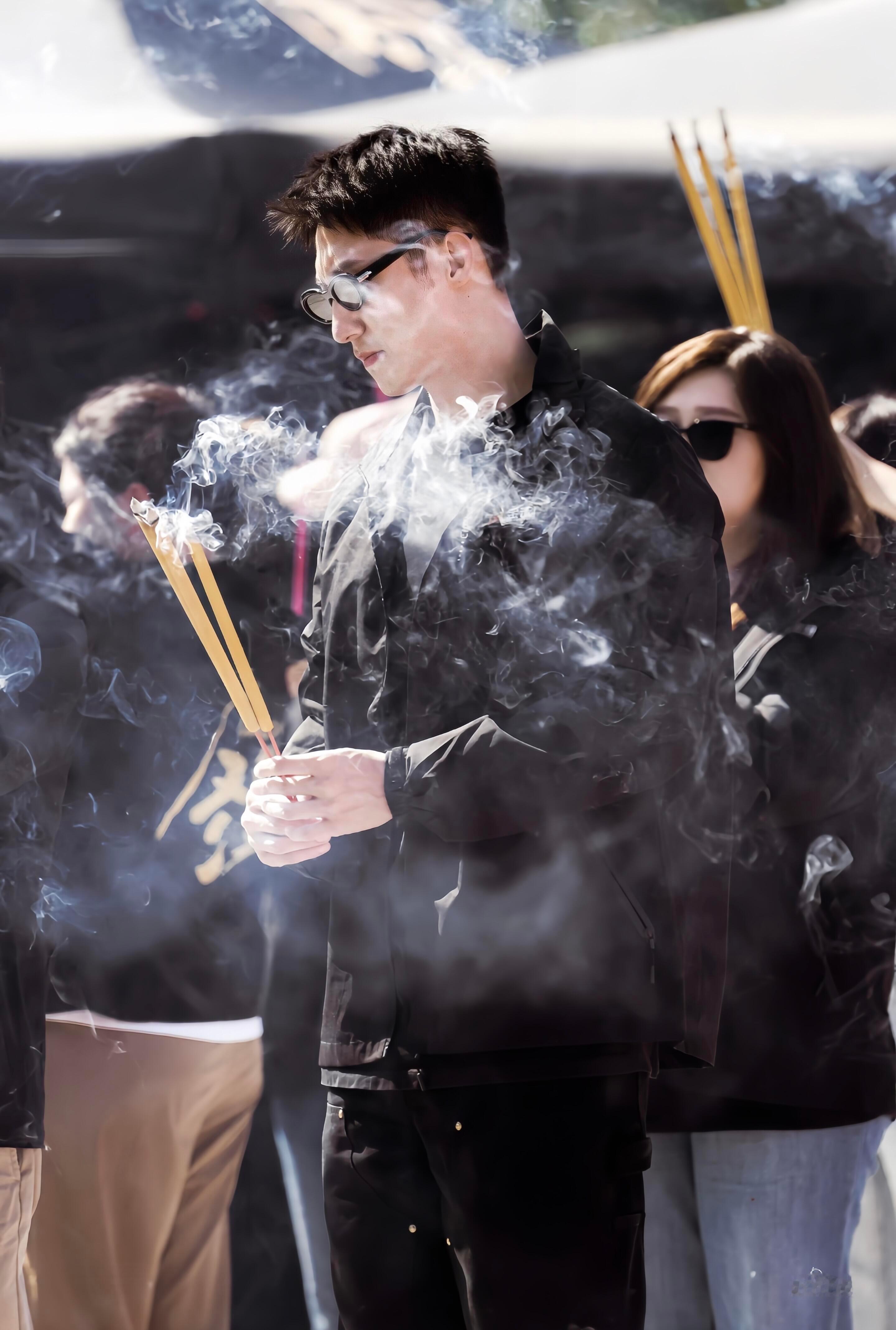 男明星上香神图… ​​​