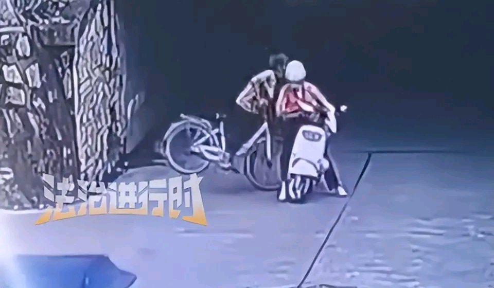 广东这事儿真让人来气！一个老人骑自行车出路口转弯，撞了直行的电动车，摔倒后不仅倒