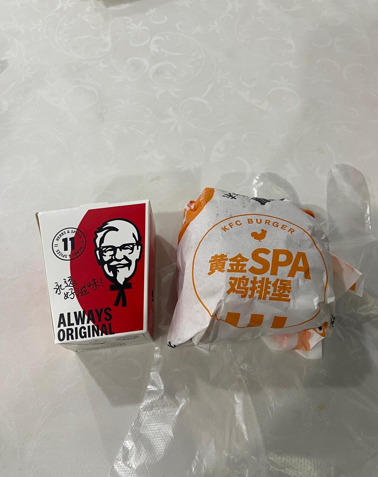 肯德基汉堡越来越小是错觉吗？

大伙发现没？
肯德基的汉堡，
好像越来越“迷你”