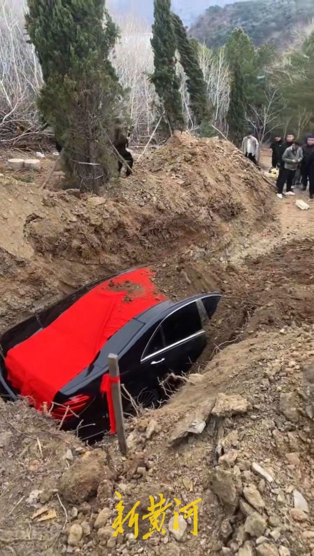 4月9日，辽宁辽阳一场疑似“奔驰S450L陪葬”的葬礼视频在社交平台引发热议，视