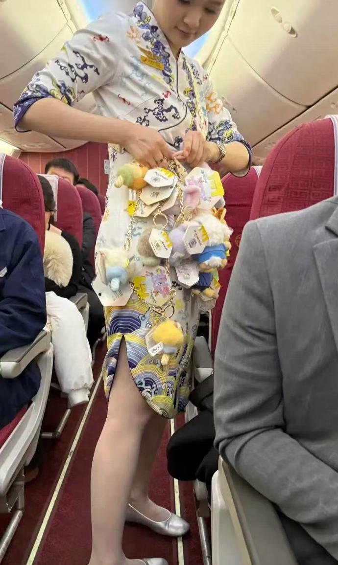 现在的空姐也开始“带货”了吗？这画风反差也太大了！
今天坐飞机，空姐走过来的时候