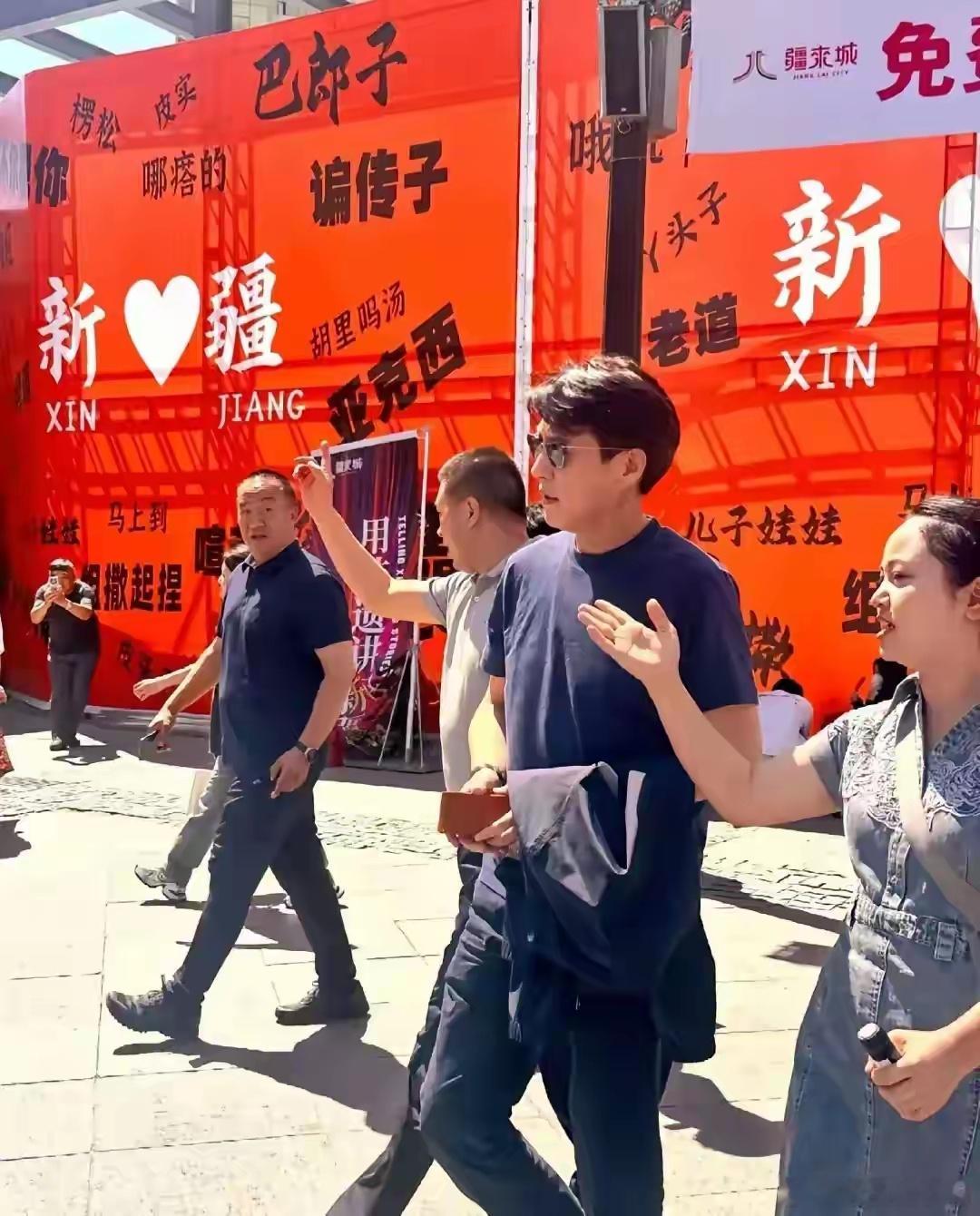 靳东现身新疆引围观，老干部气场超足，霸总气场随意切换 ​​​