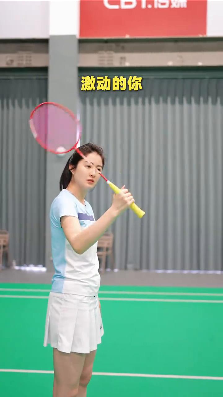 立腕的重要性。
这是没立腕的杀球，软绵无力容易受伤。这是有立腕的杀球，威力直接提