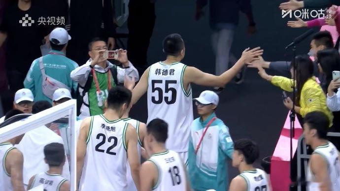 在一个平静的下午，韩德君打完了自己职业生涯的最后一场比赛。