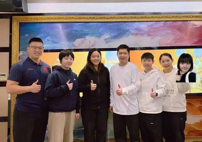 这张照片是国乒女队一组非常有爱的师徒合影：我认出了戴着眼镜、沉健结实的体能教练王