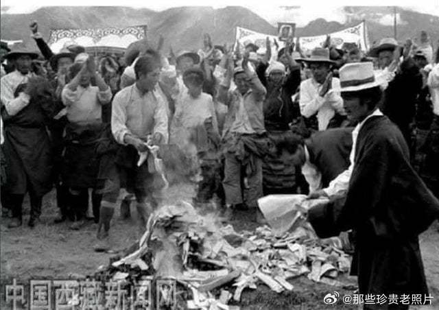 1959年，西藏，农奴们烧毁卖身契，庆祝获得自由 