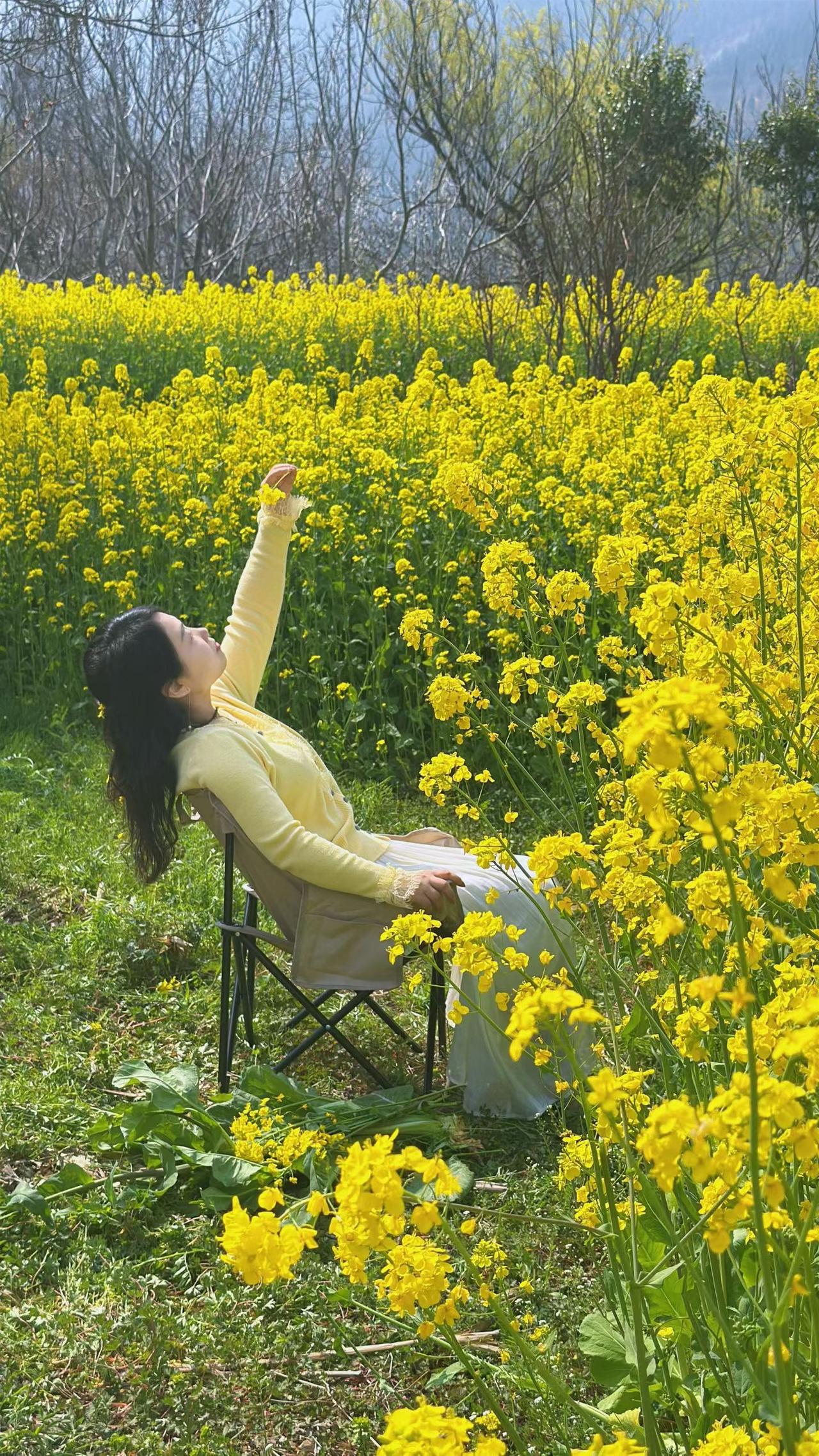 亲爱的
你是我深爱的人
能遇见你，真好
我们之间
只要你紧握我的手
我便绝不会离