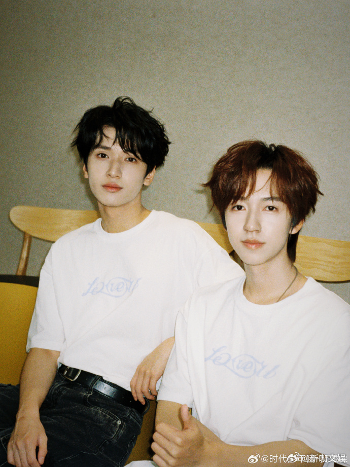 #贺峻霖祝严浩翔继续做很酷的大人##贺峻霖晒和严浩翔合照# 贺峻霖对严浩翔的生日