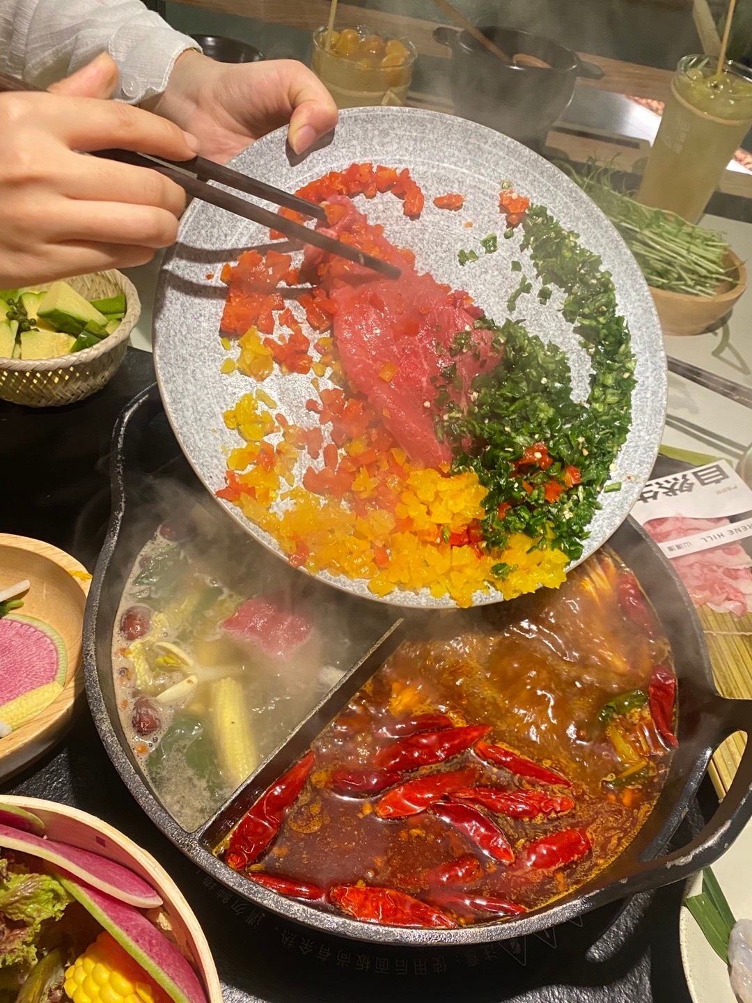 山系火锅真的很难不爱，店内装修的很有园林气息，菜品颜值高又好吃 #城市味蕾战##