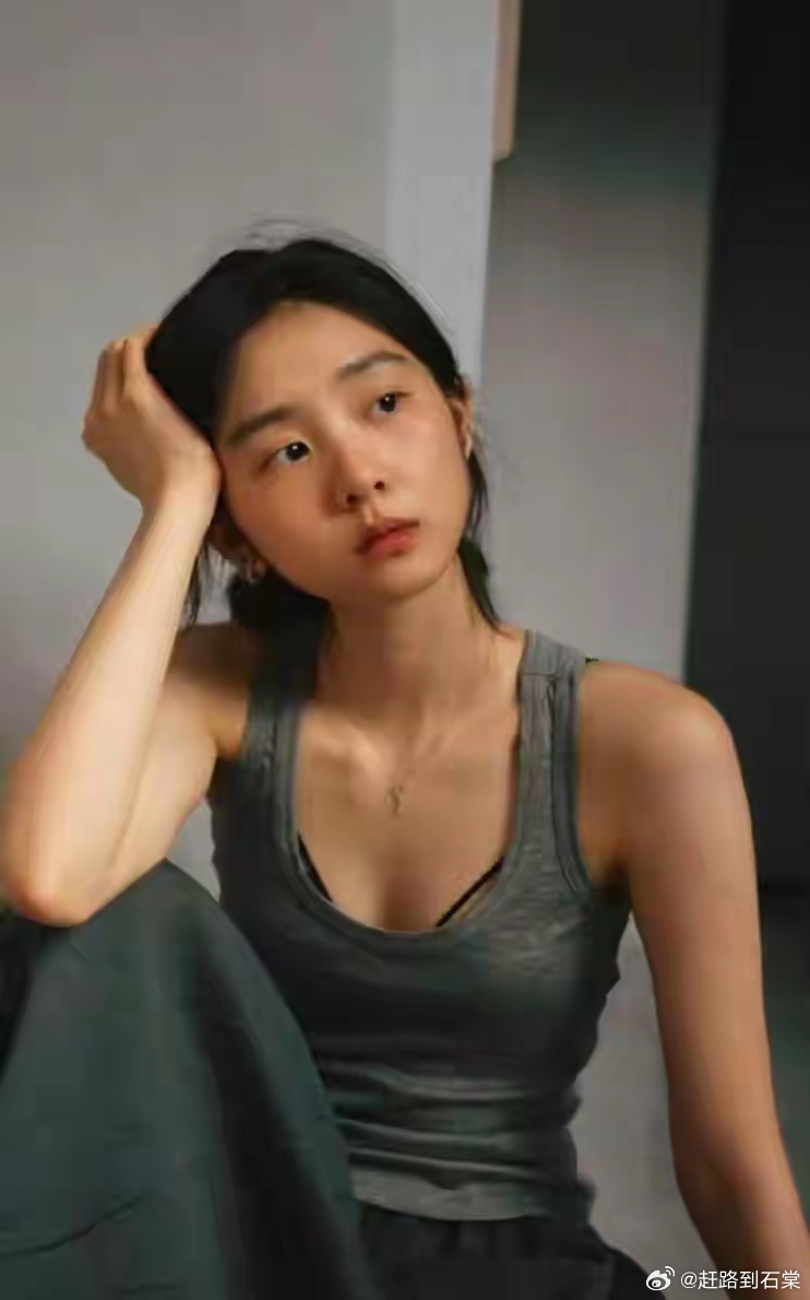 黄磊两个女儿气质截然不同 20岁黄多多走文艺路线 12岁妹妹走秀场 