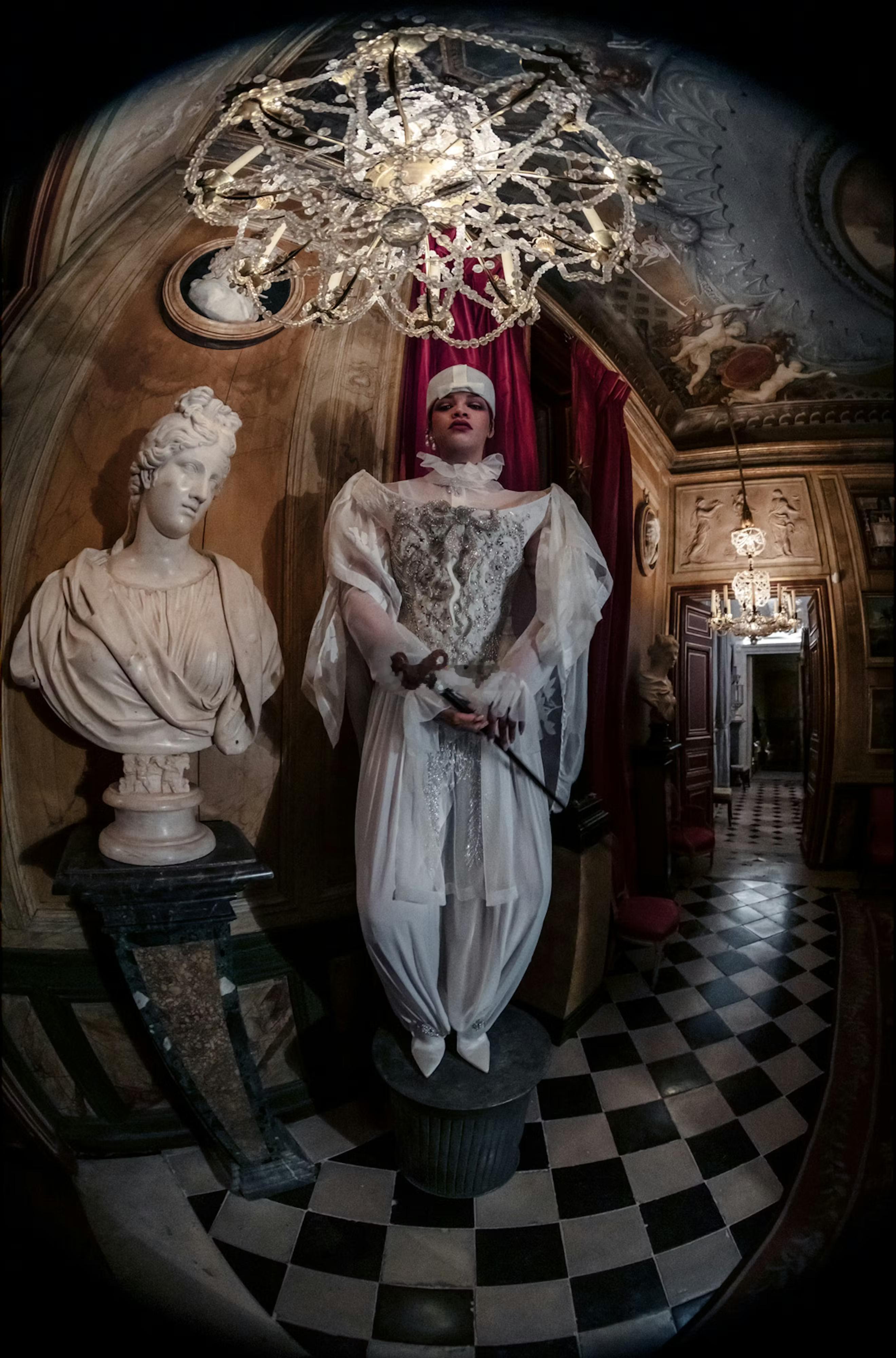 蕾哈娜为W Magazine的音乐特刊拍摄的大片👇（图一抱着的是她的女儿Roc