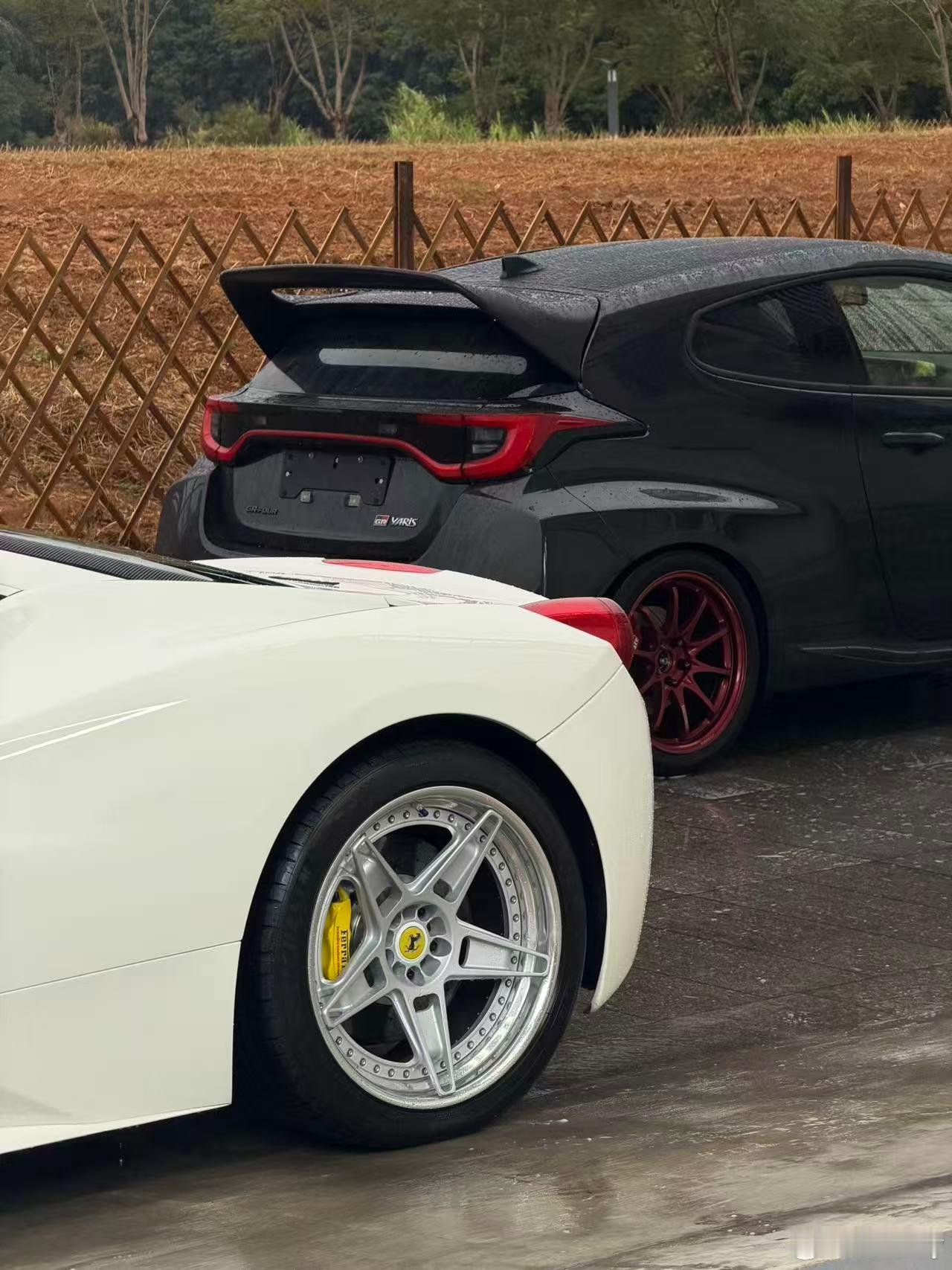 面包车跟朋友的458贴贴别说，二个屁股挺配