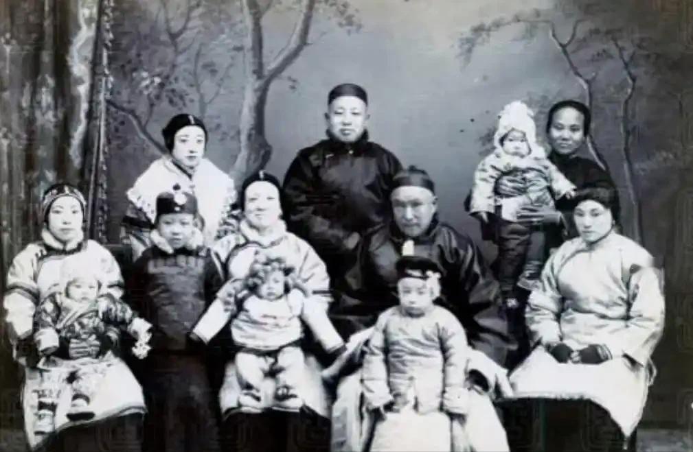 1974年，90岁的杨森迎娶了17岁的张灵凤，洞房之夜，就在杨森要行房事时，张灵