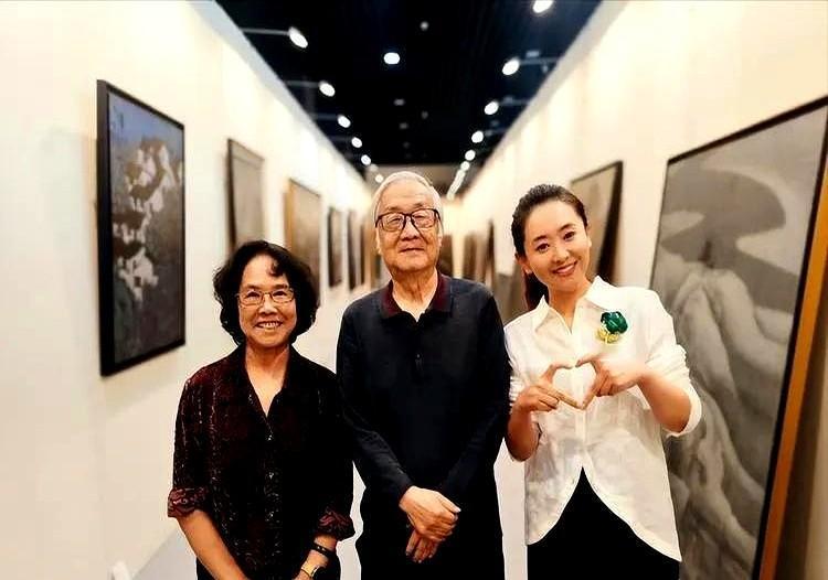 清华美院毕业的爸爸、文工团出身的妈妈，月亮姐姐却把画笔放下，硬是靠一张嘴闯进了2
