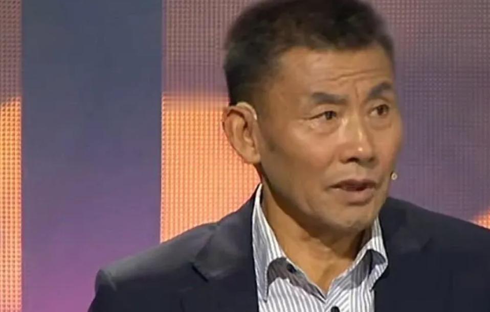 黑龙江1男孩走投无路，找到校长跪着哀求：“求你资助我上学吧？”没想到，校长竟满口