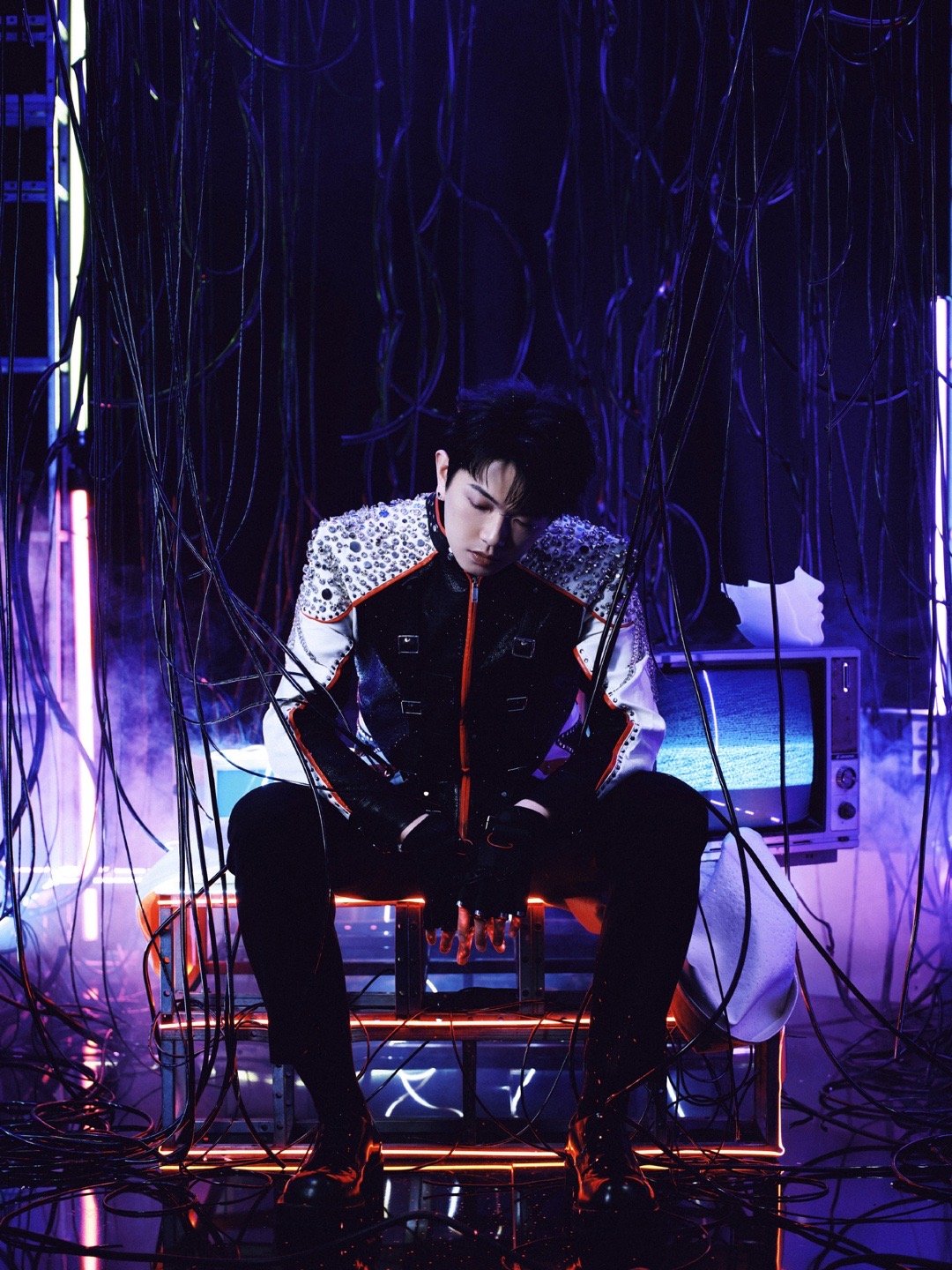 颜人中巡演卷出新高度救命！颜人中福州站开场直接从天而降，妆造也是帅到窒息！这是什