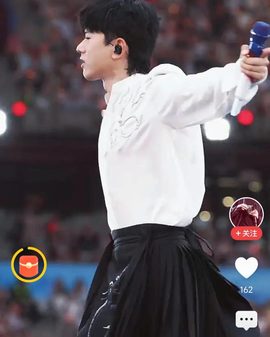 张杰穿裙子唱《少年中国说》合适吗？

张杰在鸟巢演唱会现场，着白衬衣，黑裙子，激