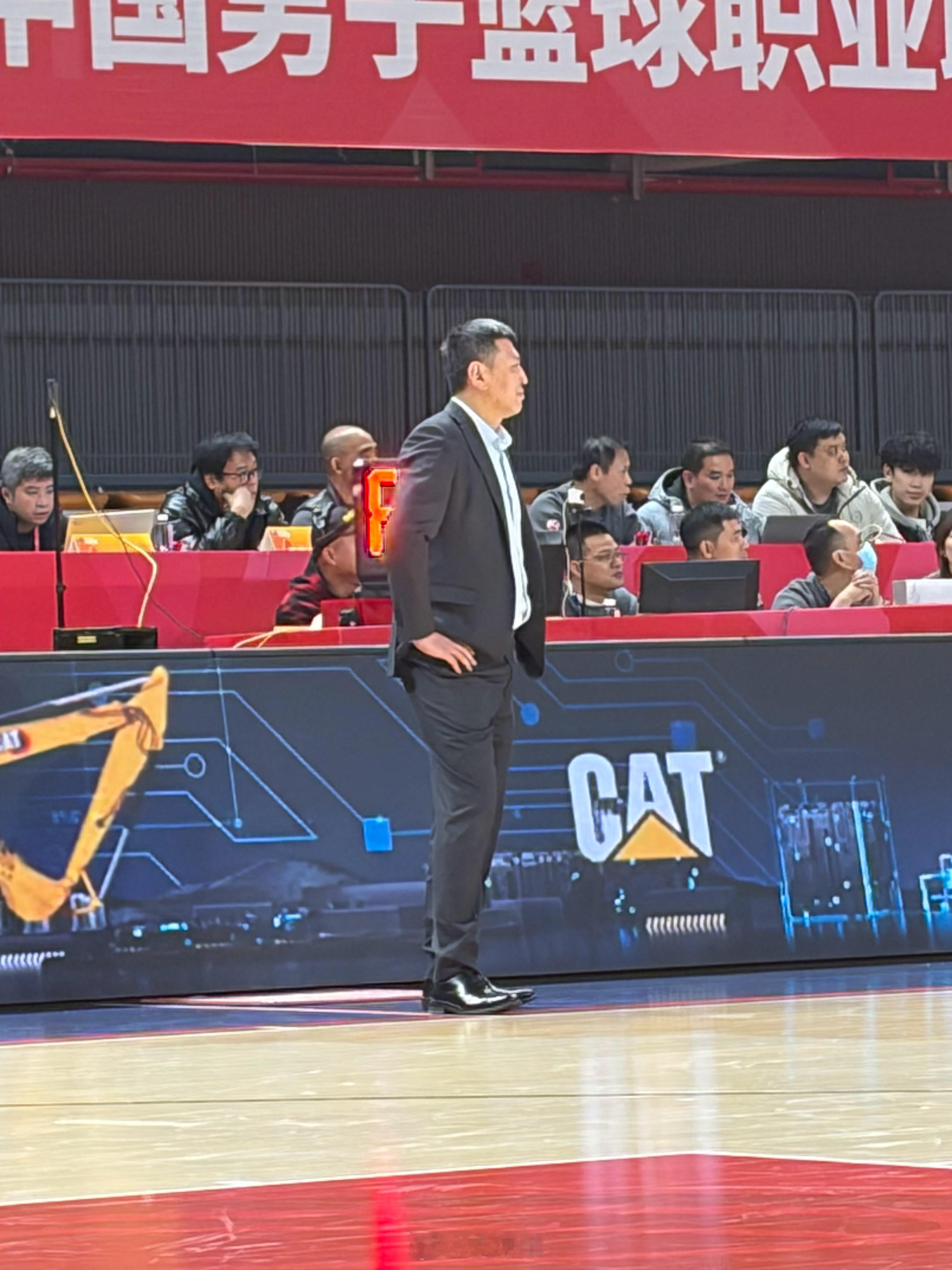 王世龙指导在罚球间隙朝裁判施压：“直接让他们（龙狮男篮）赢不就完了吗，还打什么？