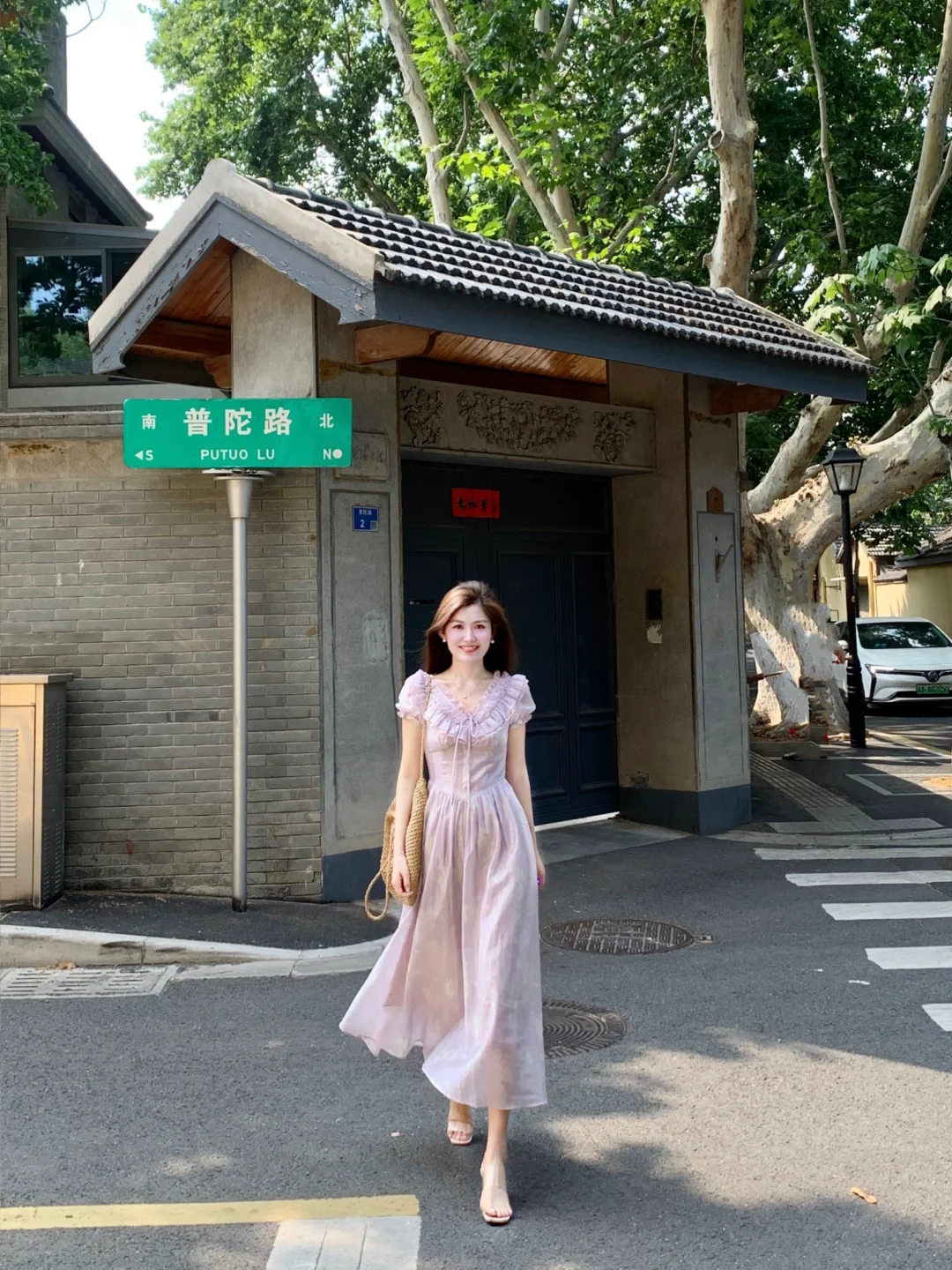 斥巨资买了件微贵的连衣裙……