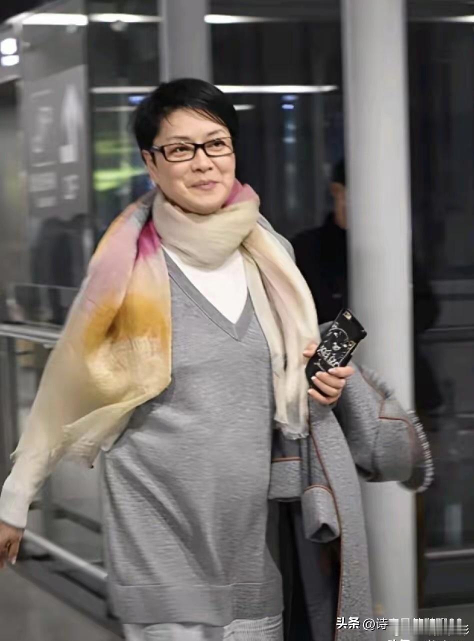63岁的女歌手毛阿敏也步入了老年人的行列，身材走样，打扮普通，没有什么特别出众的
