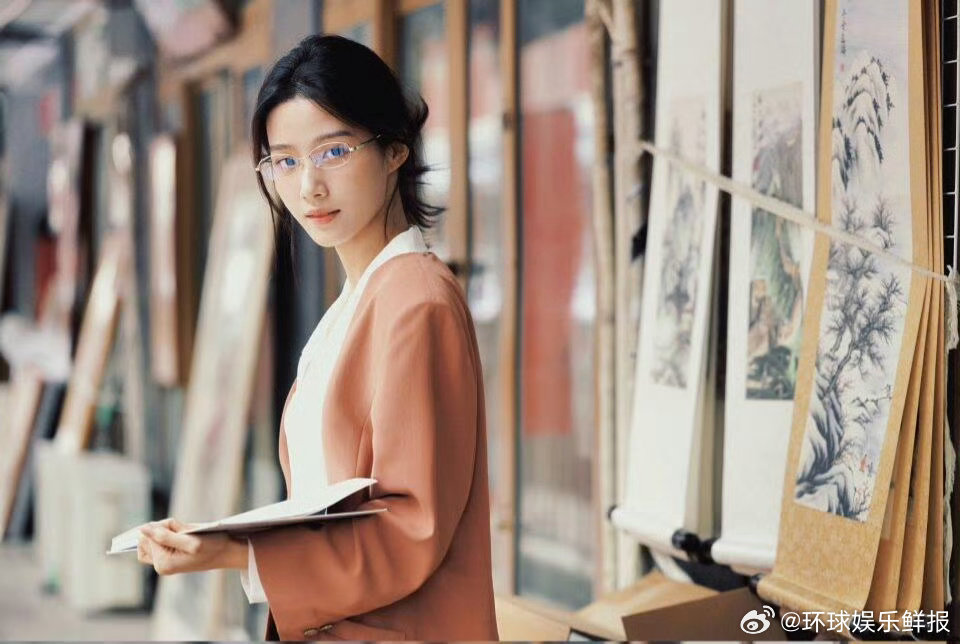 我在潘家园拍的卢昱晓 漫步潘家园，拍下卢昱晓松弛随性的瞬间。 